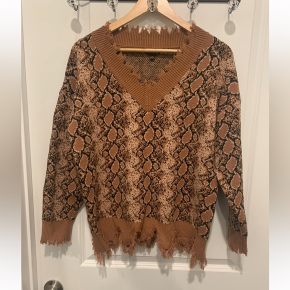 J.NNA Sweaters - J. NNA Leopard Print V Neck Frayed Black Brown Women’s Sweater Size Small